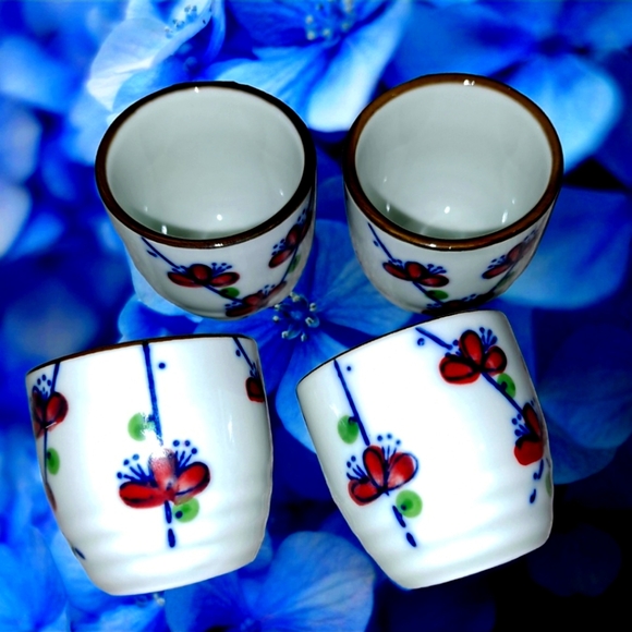 4 Japanese Ceramic Sake Cups with Floral Pattern and Marked on the Bottom - Picture 2 of 4